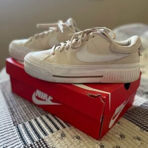 Nike Court Legacy Lift Sz 9